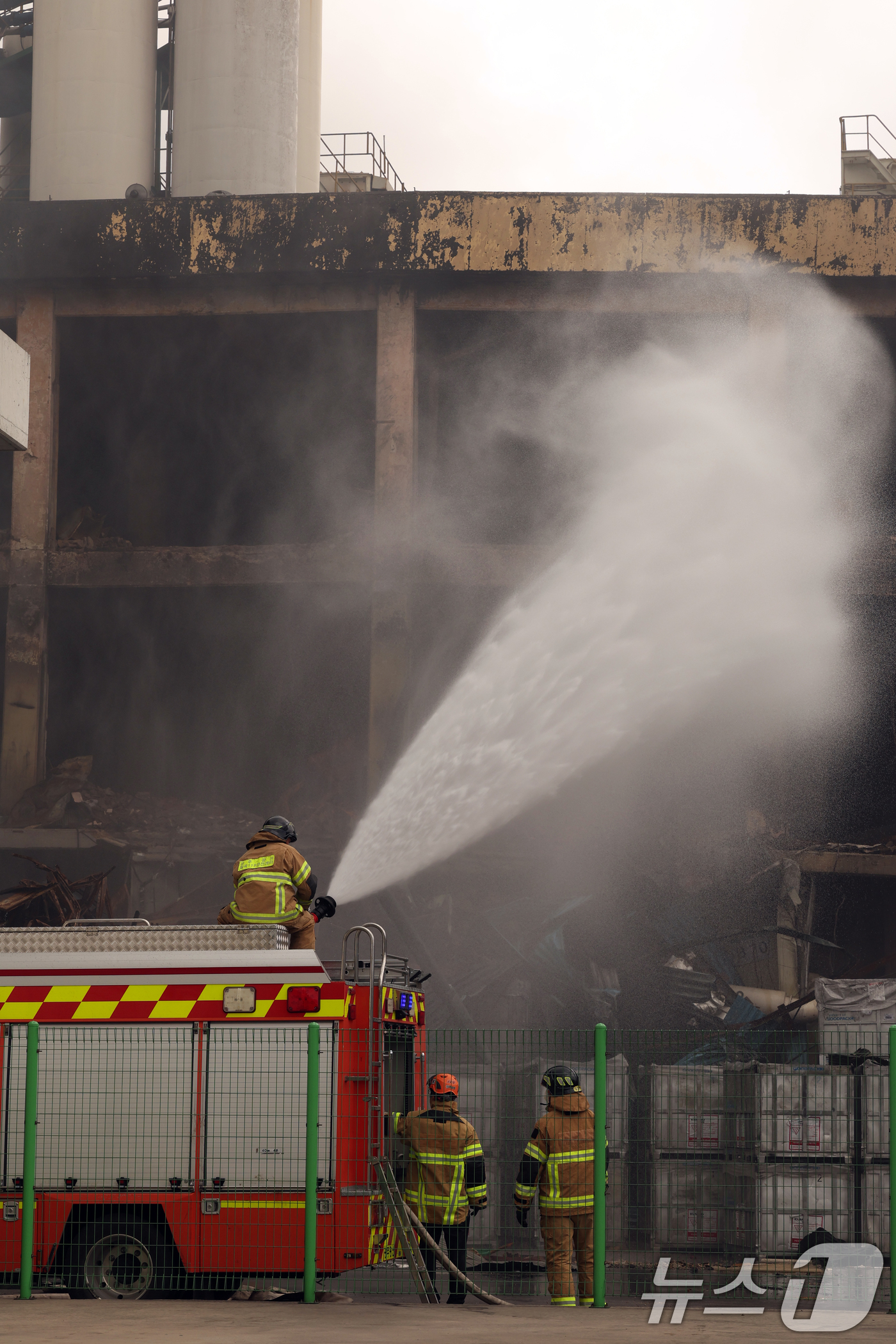 (광주=뉴스1) 이승현 기자 = 사흘 만에 완전 진화가 선언된 20일 광주 광산구 소촌동 금호타이어 광주공장 화재 현장에서 소방당국이 연기와 먼지 등을 제거하기 위해 물을 뿌리고 …