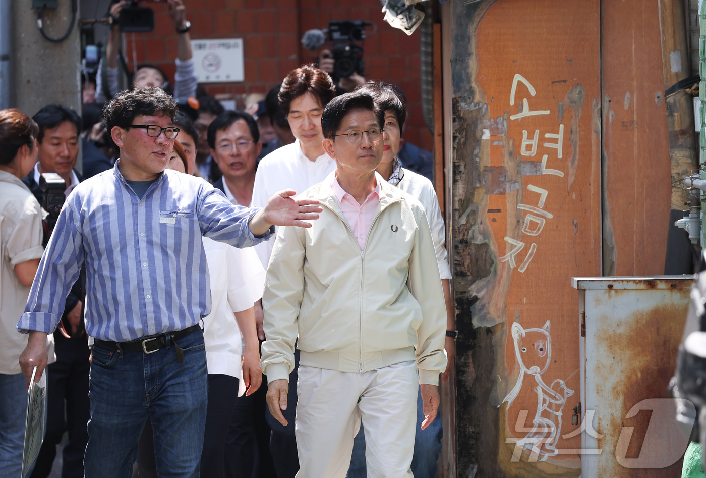 (서울=뉴스1) 김민지 기자 = 김문수 국민의힘 대선 후보가 20일 오후 서울 영등포구 쪽방촌을 방문해 둘러보고 있다. (공동취재) 2025.5.20/뉴스1