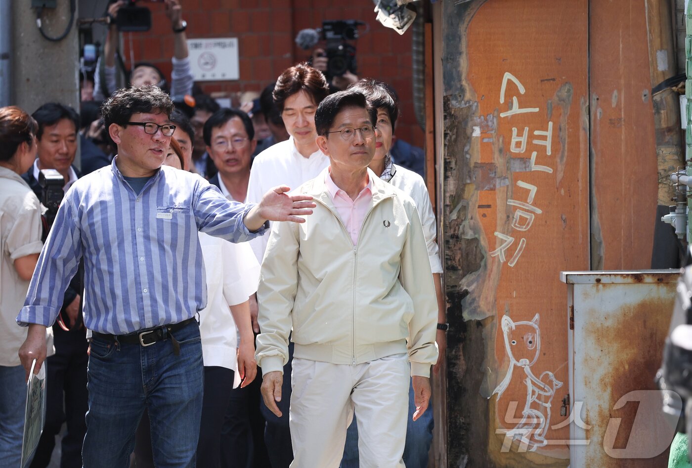 본문 이미지 - 김문수 국민의힘 대선 후보가 20일 오후 서울 영등포구 쪽방촌을 방문해 둘러보고 있다. &#40;공동취재&#41; 2025.5.20/뉴스1 ⓒ News1 김민지 기자