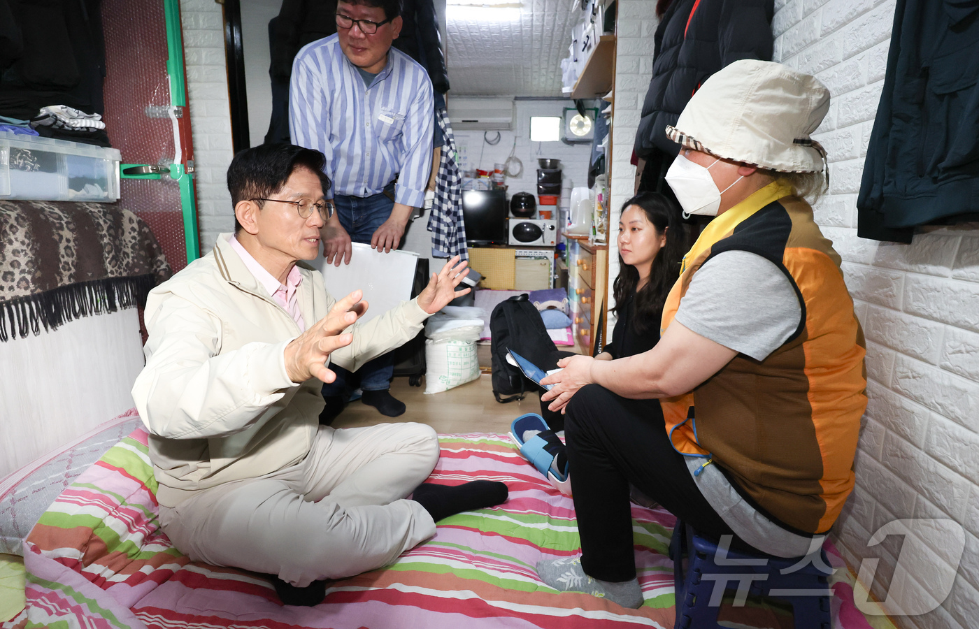 (서울=뉴스1) 김민지 기자 = 김문수 국민의힘 대선 후보가 20일 오후 서울 영등포구 쪽방촌을 방문해 어르신과 대화를 나누고 있다. (공동취재) 2025.5.20/뉴스1