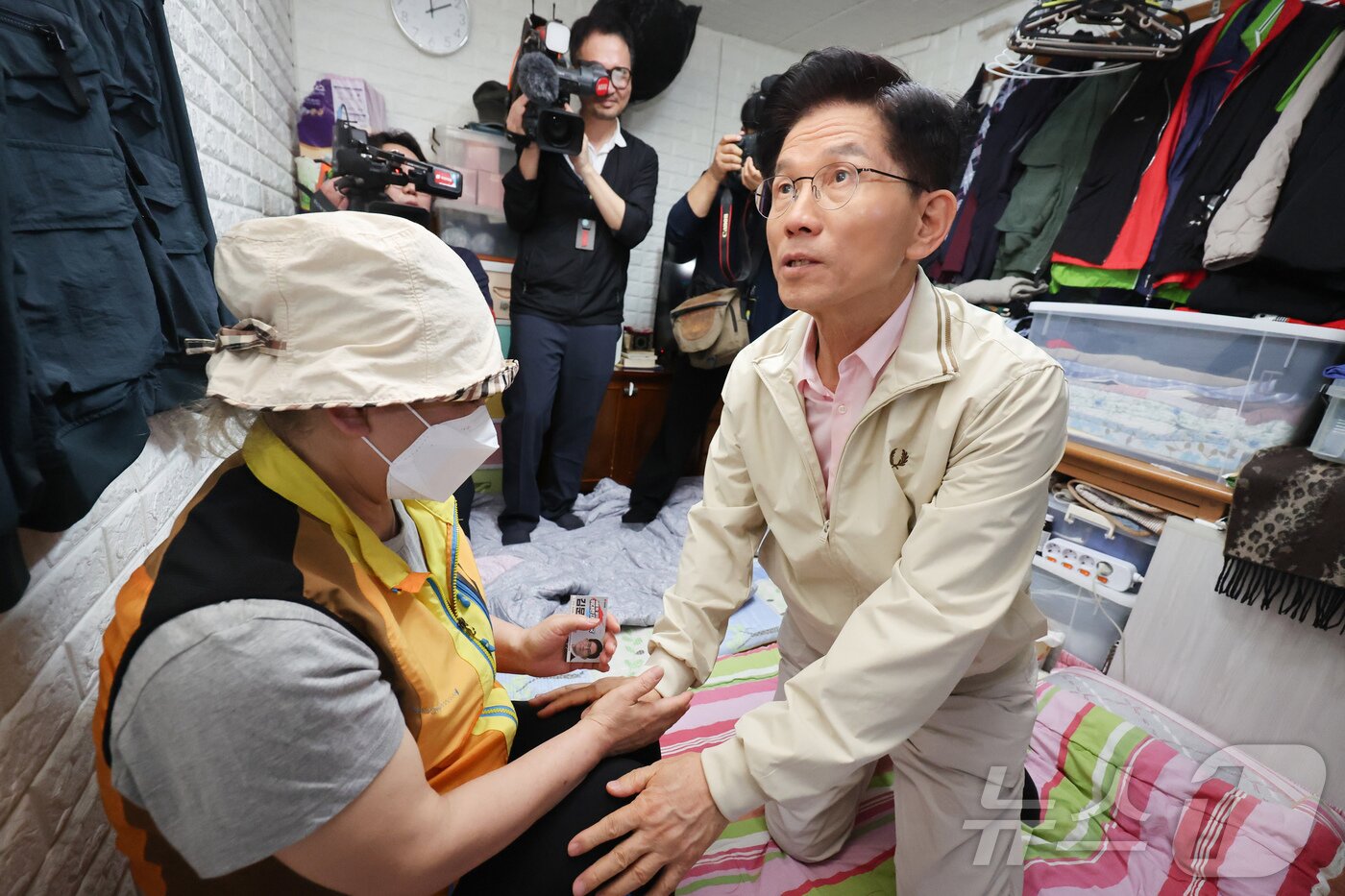 본문 이미지 - 김문수 국민의힘 대선 후보가 20일 오후 서울 영등포구 쪽방촌을 방문해 어르신과 대화를 나누고 있다. &#40;공동취재&#41; 2025.5.20/뉴스1 ⓒ News1 김민지 기자