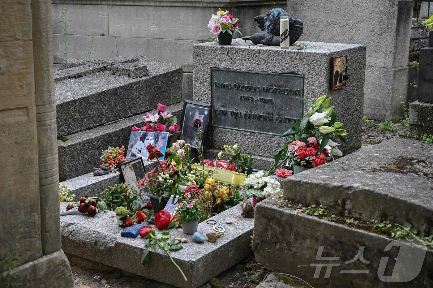 본문 이미지 - 미국 록밴드 도어스의 프런트맨 짐 모리슨은 1971년 7월 3일 만 27세의 나이로 사망했고, 그의 시신은 파리 시내 동쪽에 있는 페르 라셰즈 공원묘지에 안치됐다. 사진은 2023년 8월 8일 촬영됐다. ⓒ AFP=뉴스1 ⓒ News1 최종일 선임기자