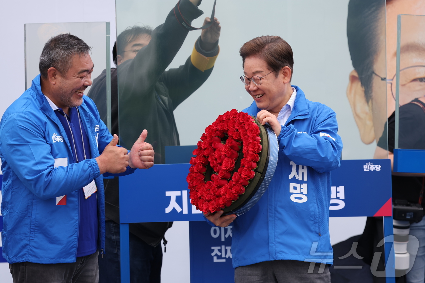 (고양=뉴스1) 안은나 기자 = 이재명 더불어민주당 대통령 후보가 수도권 표심잡기에 나선 20일 오후 경기 고양시 일산문화광장에서 열린 유세에서 장미꽃으로 만든 투표기호를 들어보이 …