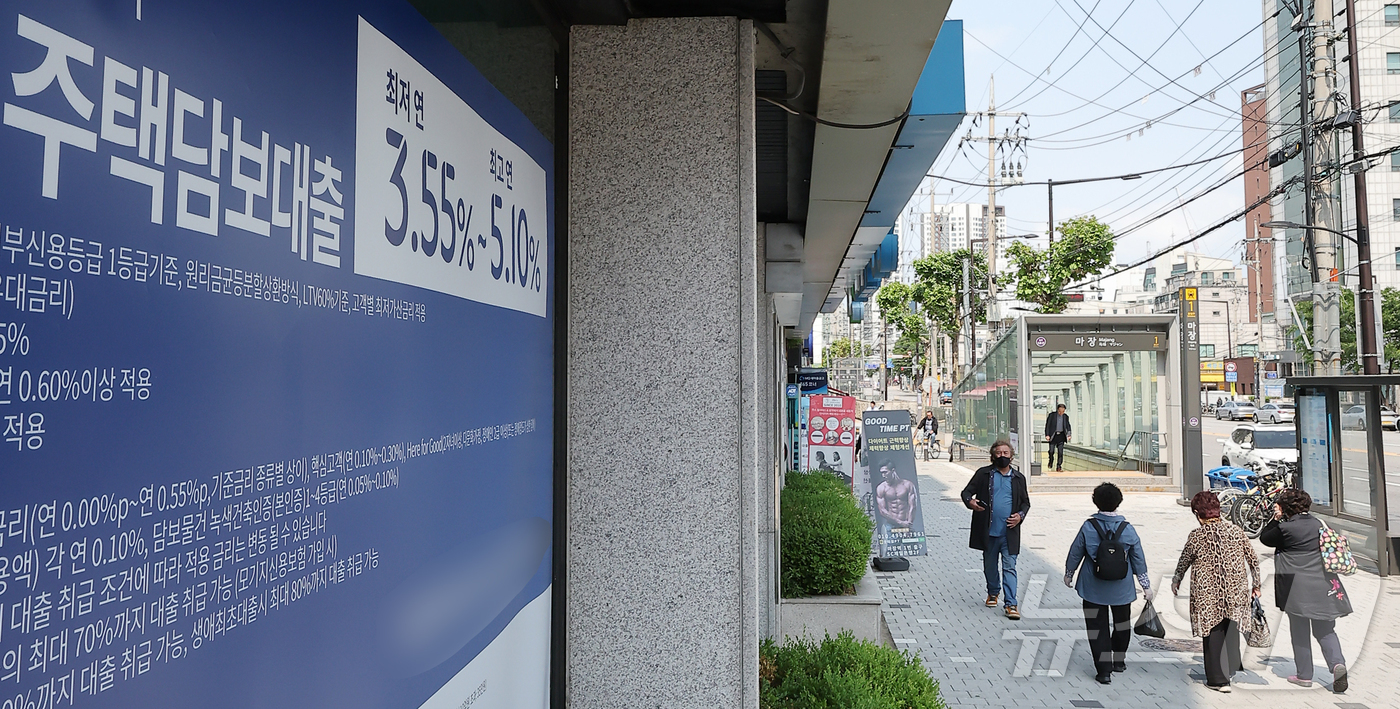 (서울=뉴스1) 김진환 기자 = 올해 1분기도 '영끌'(영혼까지 끌어모아 주택 구입)이 이어지면서 주택담보대출을 중심으로 전체 가계 부채가 다시 역대 최고치를 기록했다.20일 한국 …