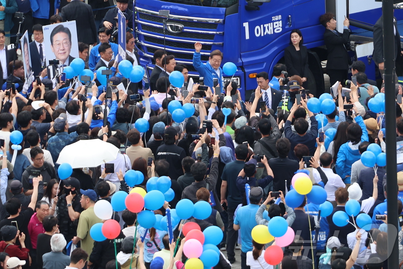 (고양=뉴스1) 안은나 기자 = 더불어민주당 이재명 대선 후보가 20일 경기 고양시 일산문화광장에서 열린 집중유세에서 시민들에게 인사하고 있다. (공동취재) 2025.5.20/뉴스 …