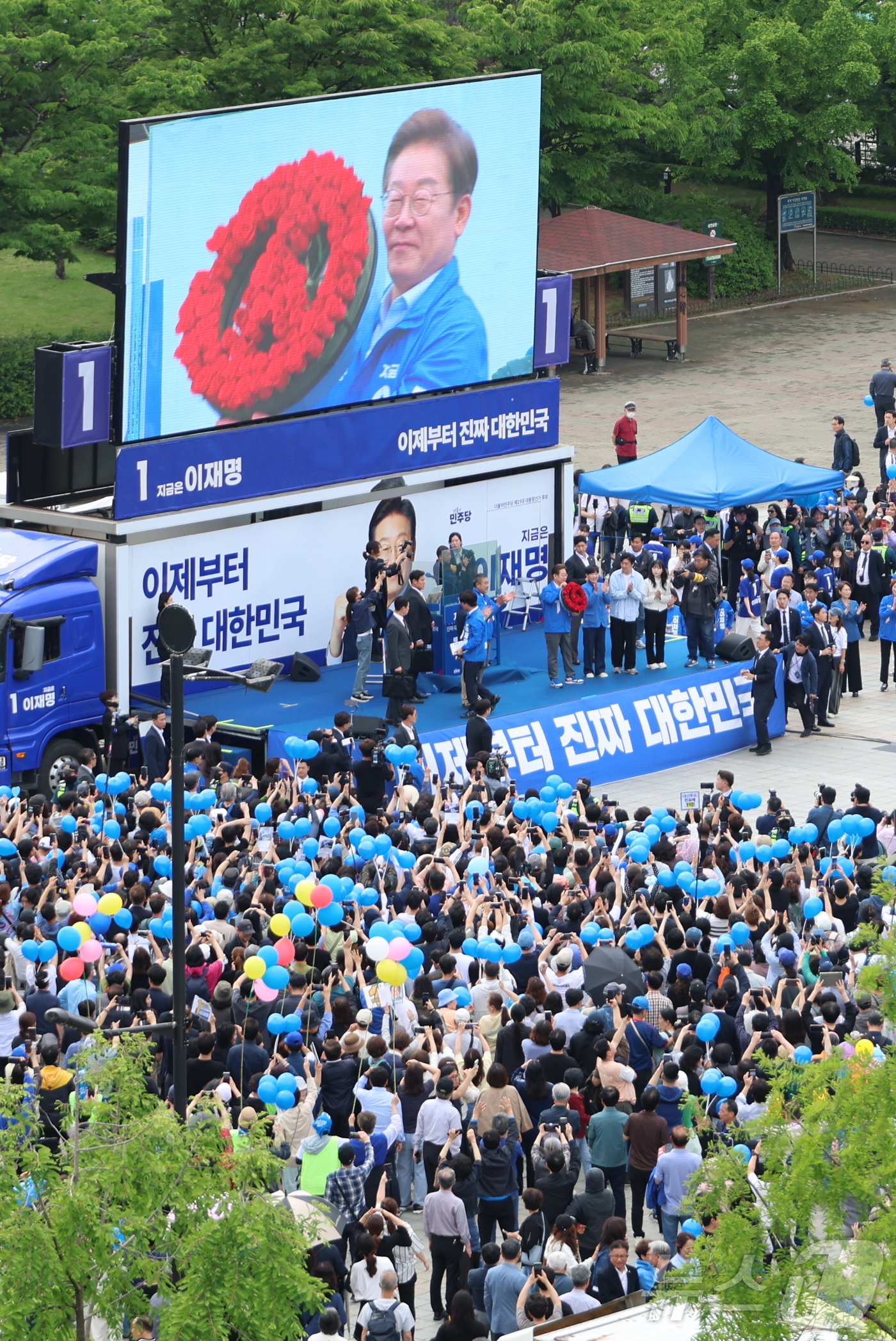(고양=뉴스1) 안은나 기자 = 더불어민주당 이재명 대선 후보가 20일 경기 고양시 일산문화광장에서 열린 집중유세에서 장미로 만든 기표 도장 모형을 들고 포즈를 취하고 있다. (공 …