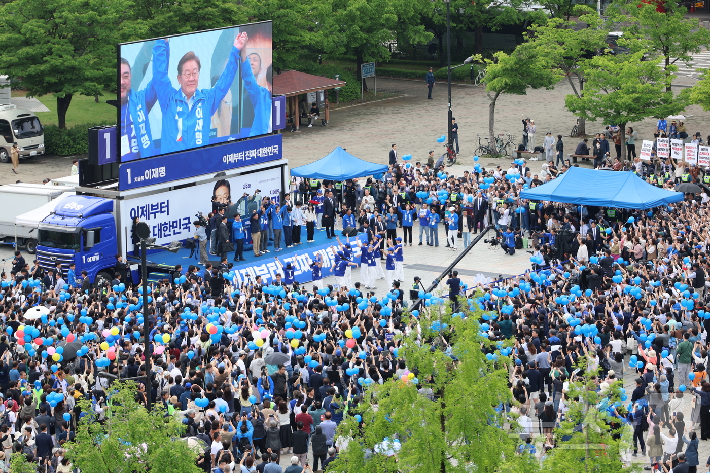 (고양=뉴스1) 안은나 기자 = 더불어민주당 이재명 대선 후보가 20일 경기 고양시 일산문화광장에서 열린 집중유세에서 시민들에게 인사하고 있다. (공동취재) 2025.5.20/뉴스 …