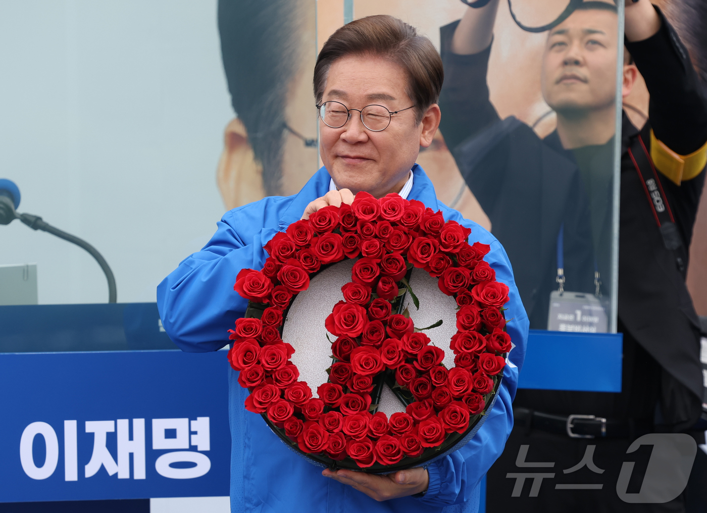 (서울=뉴스1) 안은나 기자 = 이재명 더불어민주당 대통령 후보가 수도권 표심잡기에 나선 20일 오후 경기 고양시 일산문화광장에서 열린 유세에서 장미꽃으로 만든 투표기호를 들어보이 …