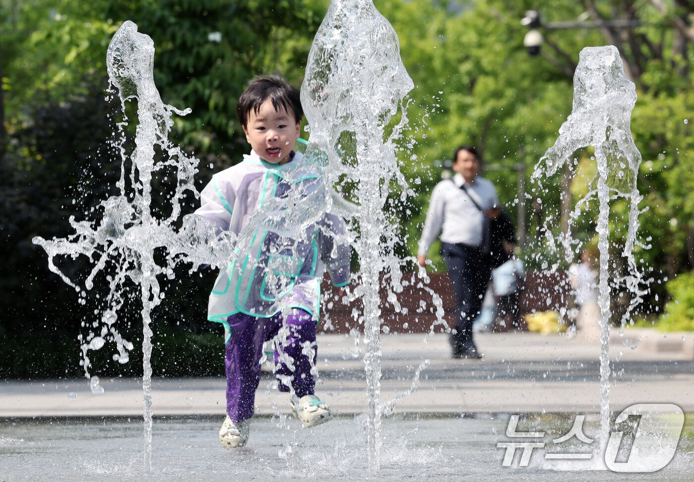 본문 이미지 - 전국 대부분 지역 낮 기온이 25도 이상으로 올라 초여름 날씨를 보인 20일 서울 종로구 광화문광장 바닥분수에서 한 어린이가 물놀이를 하며 더위를 식히고 있다. 2025.5.20/뉴스1 ⓒ News1 이동해 기자