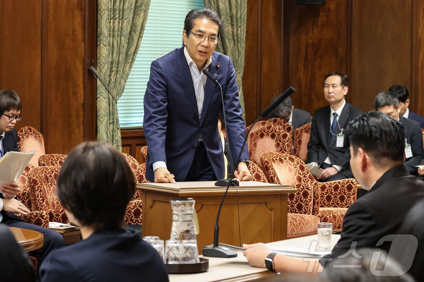 (도쿄 AFP=뉴스1) 권영미 기자 = 에토 다쿠 일본 농림수산상이 19일 참의원 예산위원회에 출석해 지지자들이 갖다 주기에 쌀을 사본 적이 없다는 자신의 진술 관련해 답변하고 있 …