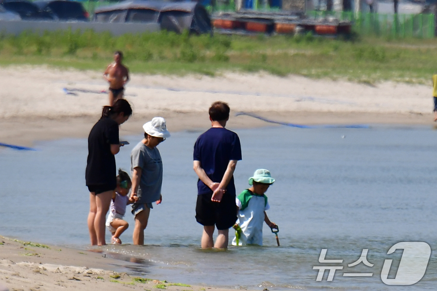 (포항=뉴스1) 최창호 기자 = 경북 포항시의 낮 최고 기온이 33도까지 올라간 20일 오후 송도해수욕장을 찾은 한 가족이 어린 자녀와 함께 바닷물에 발을 담그고 있다. 2025. …