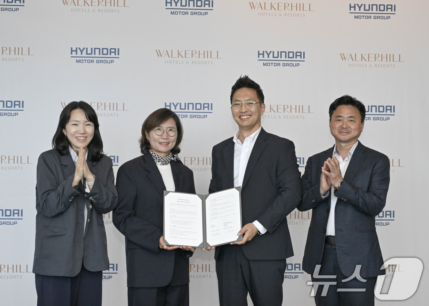 (서울=뉴스1) = 현대차·기아와 워커힐 호텔앤리조트는 20일 서울 광진구 그랜드 워커힐 서울 호텔에서 모빌리티 친화 호텔 조성을 위한 업무협약을 체결했다고 밝혔다.현대차·기아 모 …