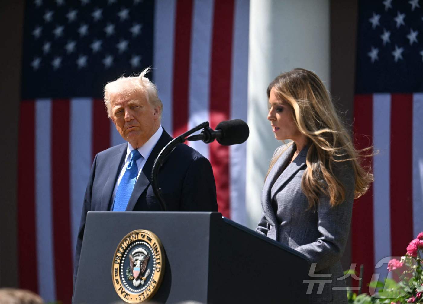 (워싱턴 AFP=뉴스1) 권영미 기자 = 도널드 트럼프 미국 대통령과 멜라니아 트럼프 여사가 19일(현지시간) 백악관 로즈가든에서 인공지능(AI) 이미지를 포함하는 '리벤지 포르노 …