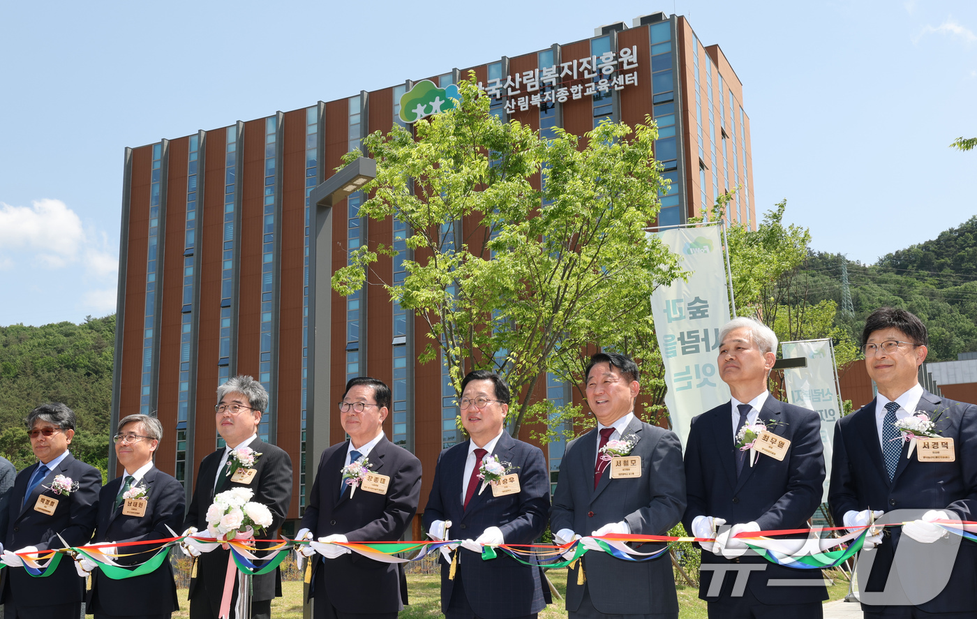 (대전=뉴스1) 김기태 기자 = 이장우 대전시장이 20일 대전 서구 산림복지종합교육센터 개소식에 참석해 테이프 커팅식을 하고 있다. 왼쪽 두 번째부터 남태헌 한국산림복지진흥원장, …