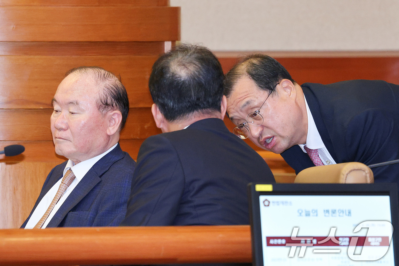 (서울=뉴스1) 신웅수 기자 = 20일 오후 서울 종로구 헌법재판소에서 열린 고발사주 의혹 손준성 대구고검 차장검사(검사장)의 탄핵 심판 두 번째 변론기일에서 이동흡 변호사를 비롯 …