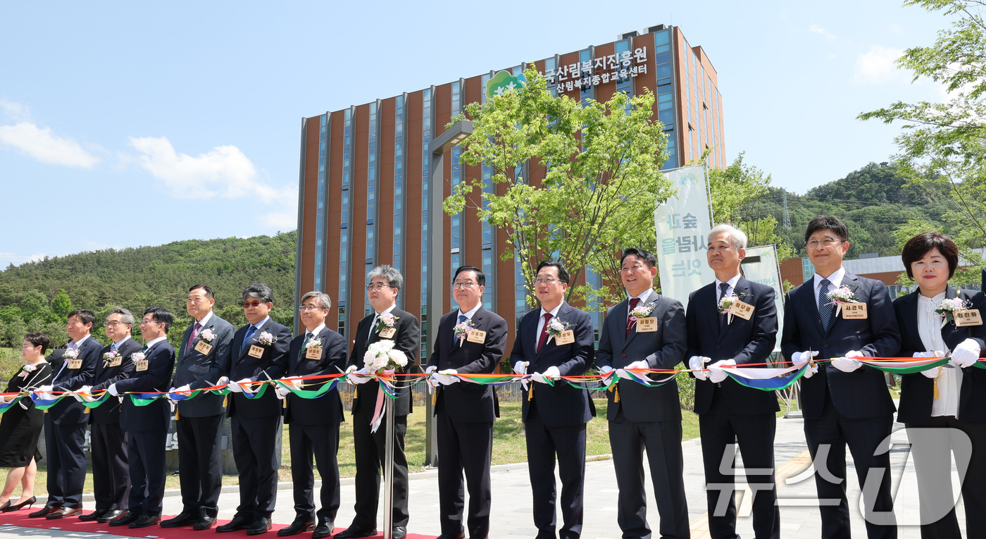 (대전=뉴스1) 김기태 기자 = 이장우 대전시장이 20일 대전 서구 산림복지종합교육센터 개소식에 참석해 테이프 커팅식을 하고 있다. 왼쪽 여섯 번째부터 남태헌 한국산림복지진흥원장, …