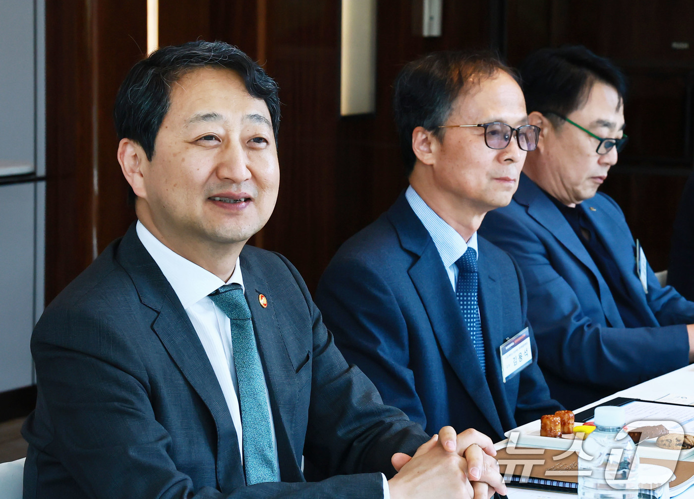 (서울=뉴스1) = 안덕근 산업통상자원부 장관이 20일 서울 중구 웨스턴조선호텔에서 열린 '인공지능(AI) 반도체 협업포럼' 사전 간담회에서 발언하고 있다. (산업통상자원부 제공. …