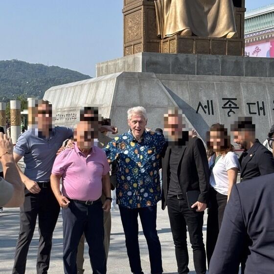 '깜짝 방한' 빌 클린턴, 서울서 김병주와 미팅?…MBK "확인 불가"