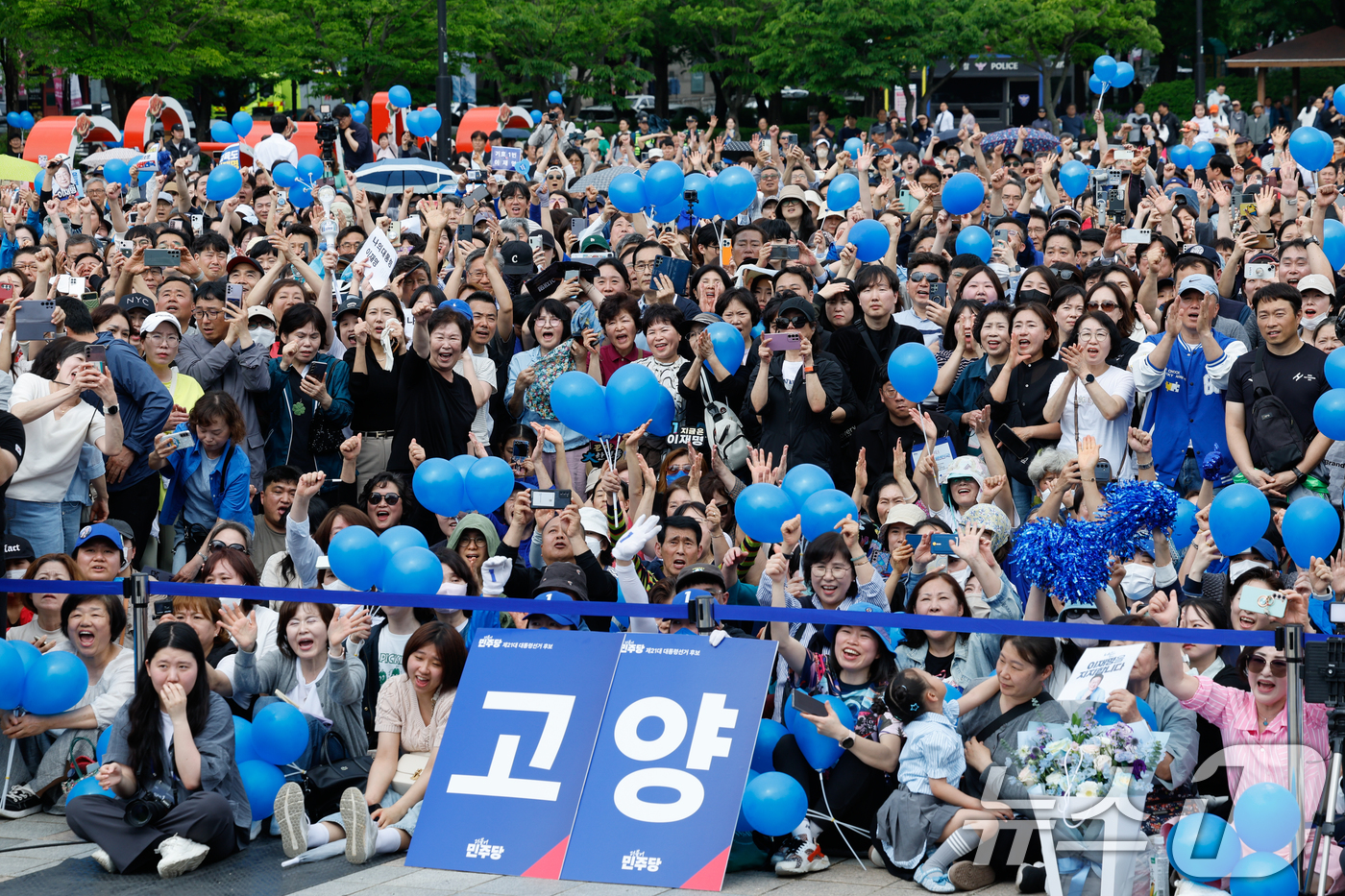 (고양=뉴스1) 안은나 기자 = 이재명 더불어민주당 대통령 후보가 수도권 표심잡기에 나선 20일 오후 경기 고양시 일산문화광장에서 지지를 호소하는 가운데 시민들이 손뼉치고 있다. …