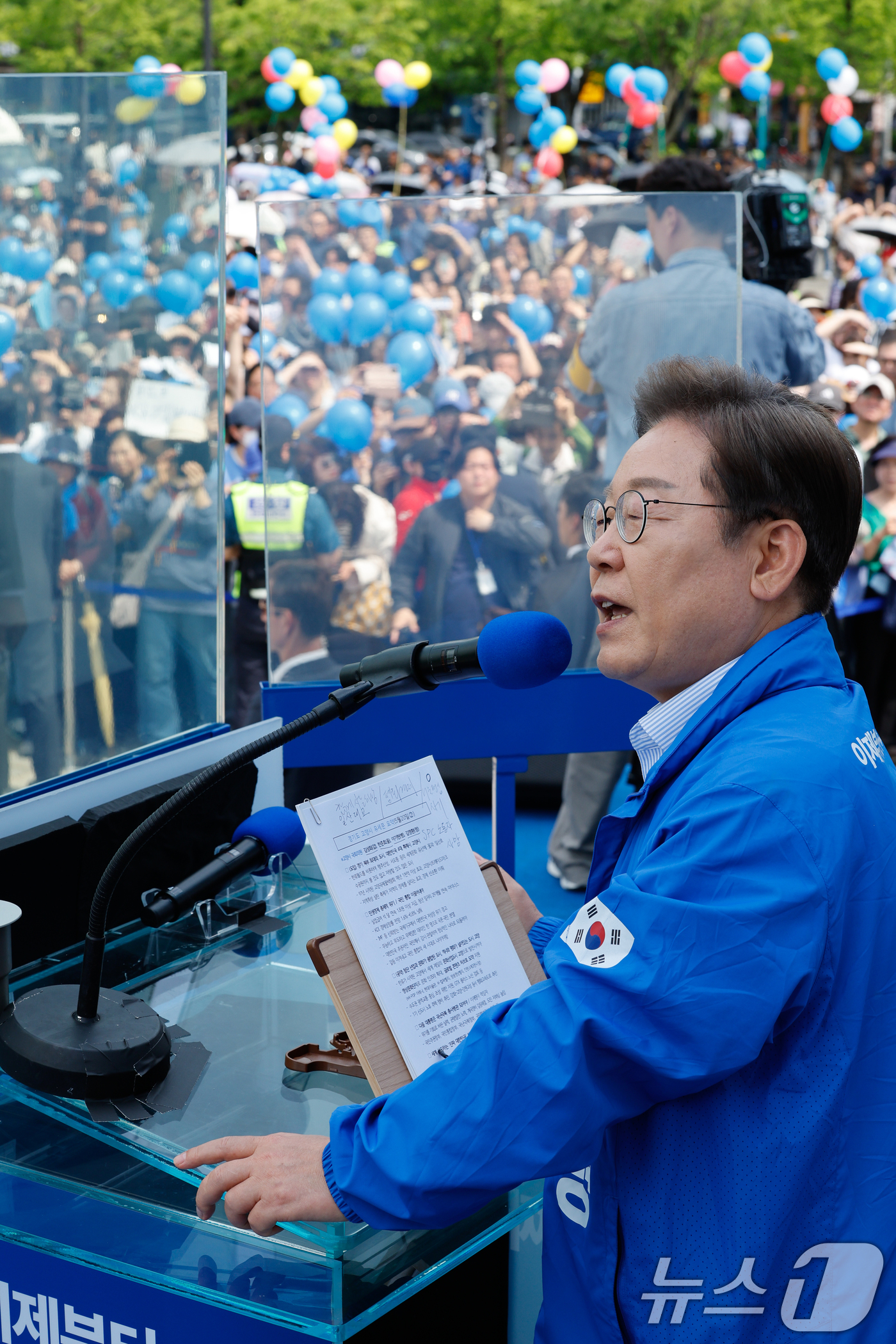 (고양=뉴스1) 안은나 기자 = 이재명 더불어민주당 대통령 후보가 수도권 표심잡기에 나선 20일 오후 경기 고양시 일산문화광장에서 지지를 호소하고 있다. 2025.5.20/뉴스1