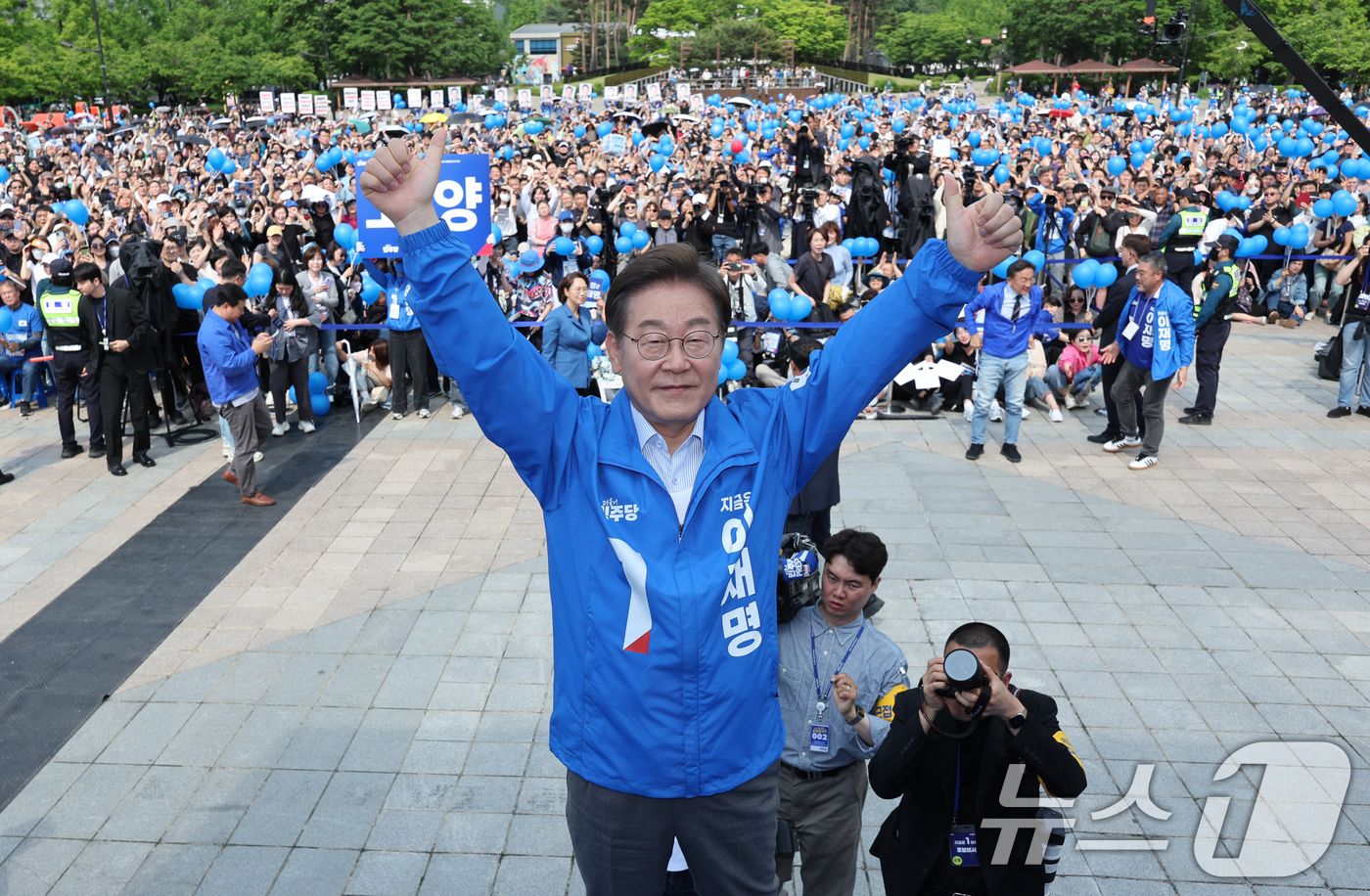 (고양=뉴스1) 안은나 기자 = 이재명 더불어민주당 대통령 후보가 수도권 표심잡기에 나선 20일 오후 경기 고양시 일산문화광장에서 유세를 마친 뒤 인사하고 있다. 2025.5.20 …