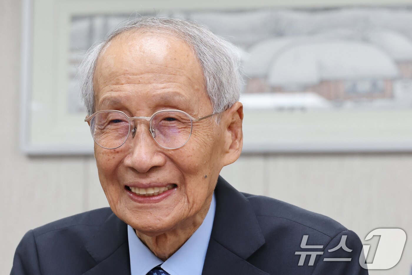 본문 이미지 - 윤여준 더불어민주당 상임총괄선대위원장이 20일 오후 서울 여의도 당사에서 뉴스1과 인터뷰를 하고 있다. ⓒ News1 이광호 기자
