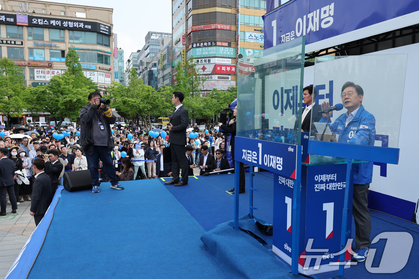 (고양=뉴스1) 안은나 기자 = 이재명 더불어민주당 대통령 후보가 수도권 표심잡기에 나선 20일 오후 경기 고양시 일산문화광장에서 지지를 호소하고 있다. 2025.5.20/뉴스1