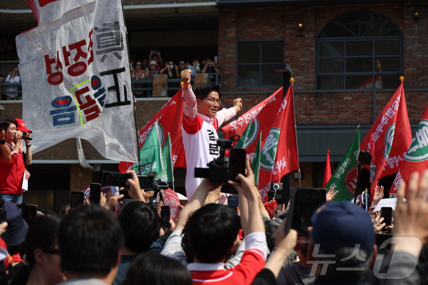 (서울=뉴스1) 김민지 기자 = 김문수 국민의힘 대통령 후보가 20일 서울 서초구 고속터미널역 광장에서 유세를 하고 있다. (공동취재) 2025.5.20/뉴스1