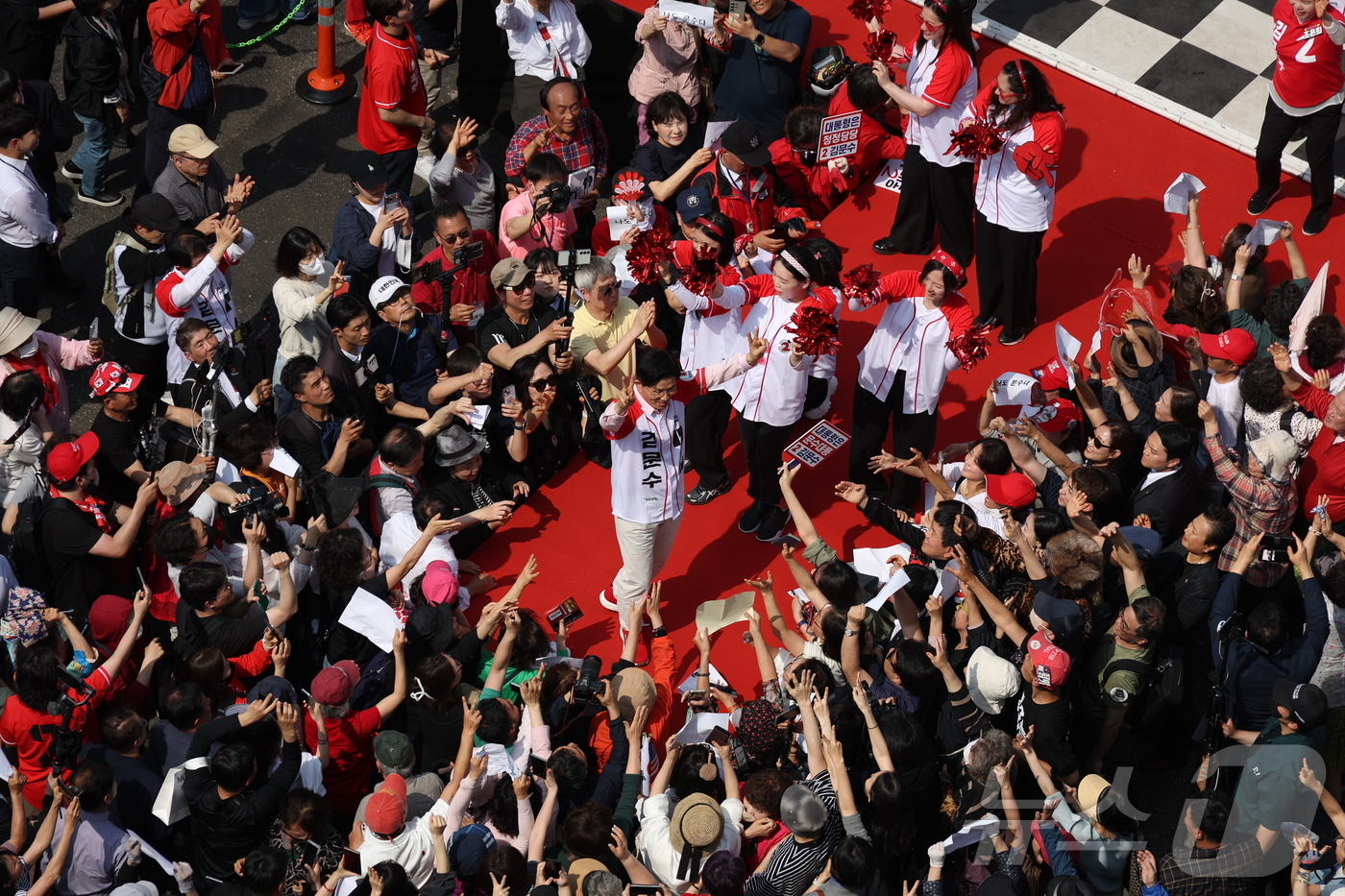 (서울=뉴스1) 김민지 기자 = 김문수 국민의힘 대통령 후보가 20일 서울 서초구 고속터미널역 광장에서 유세를 하고 있다. (공동취재) 2025.5.20/뉴스1