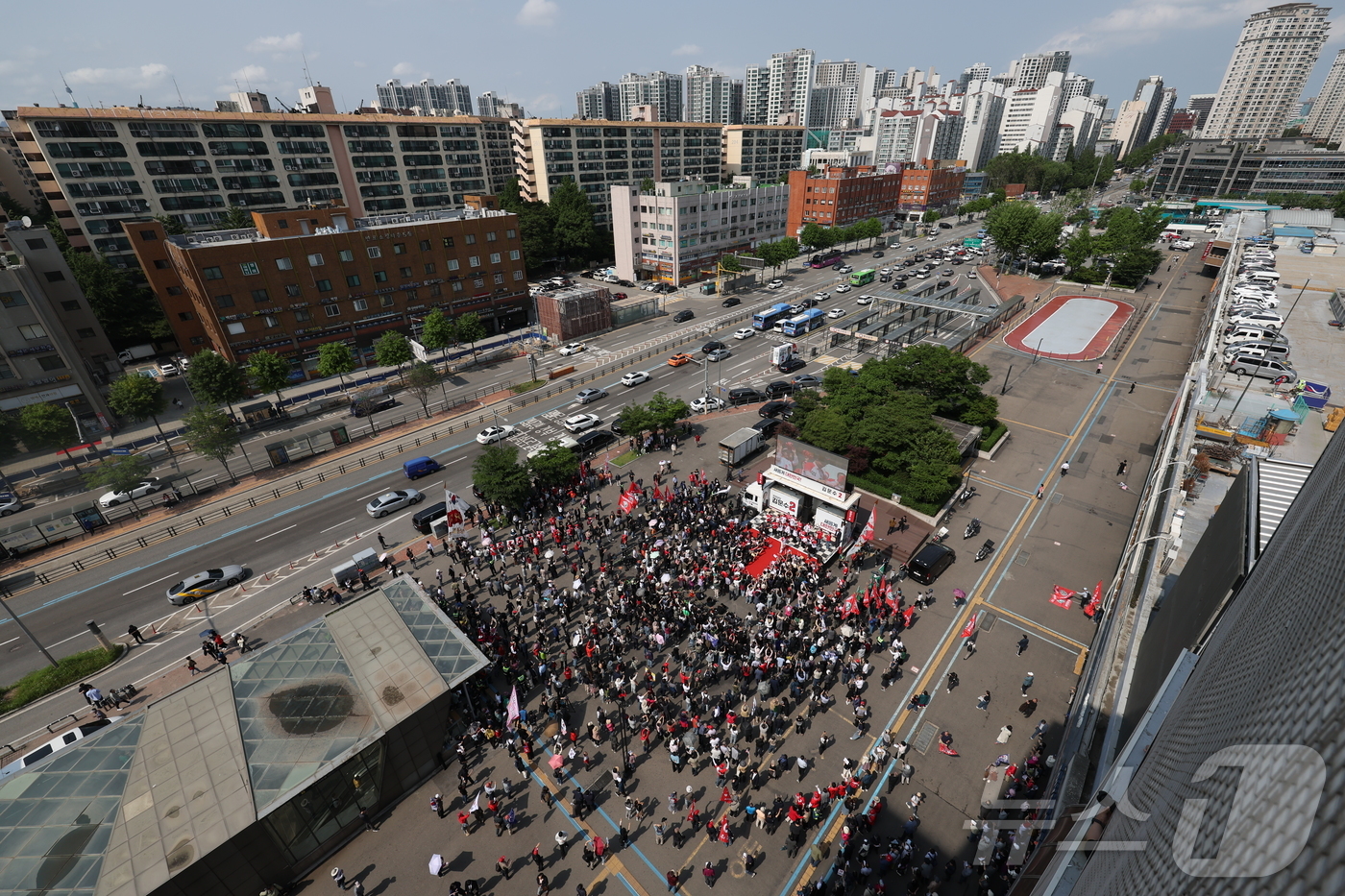 (서울=뉴스1) 김민지 기자 = 김문수 국민의힘 대통령 후보가 20일 서울 서초구 고속터미널역 광장에서 유세를 하고 있다. (공동취재) 2025.5.20/뉴스1