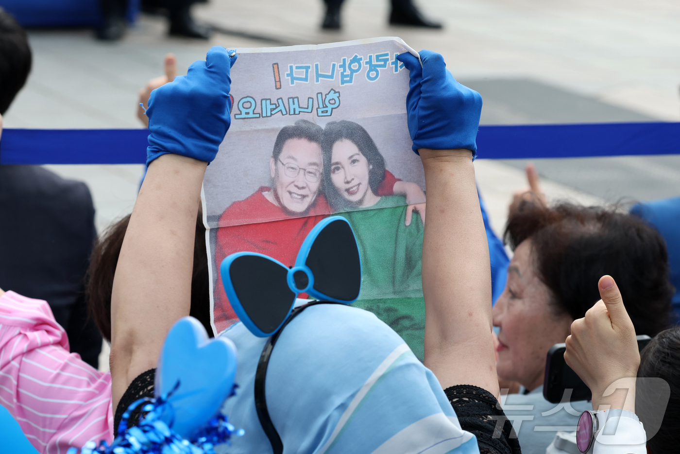 (고양=뉴스1) 안은나 기자 = 20일 오후 경기 고양시 일산문화광장에서 열린 이재명 더불어민주당 후보 유세에서 지지자가 이 후보와 김혜경 여사의 모습이 담긴 수건을 들고 있다. …