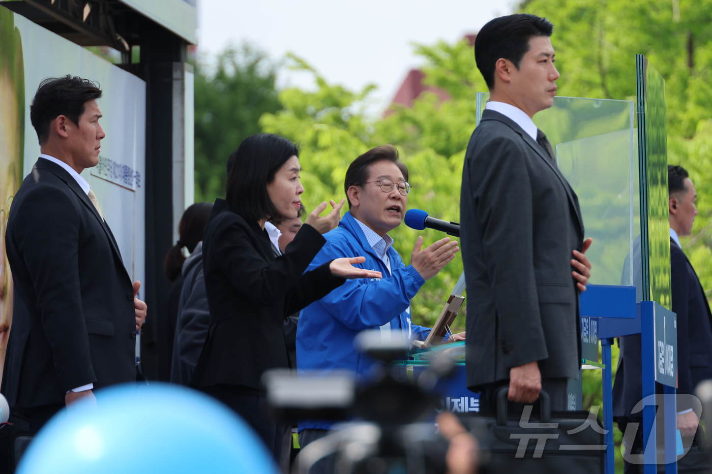 (고양=뉴스1) 안은나 기자 = 이재명 더불어민주당 대통령 후보가 수도권 표심잡기에 나선 20일 오후 경기 고양시 일산문화광장에서 지지를 호소하고 있다. (공동취재) 2025.5. …