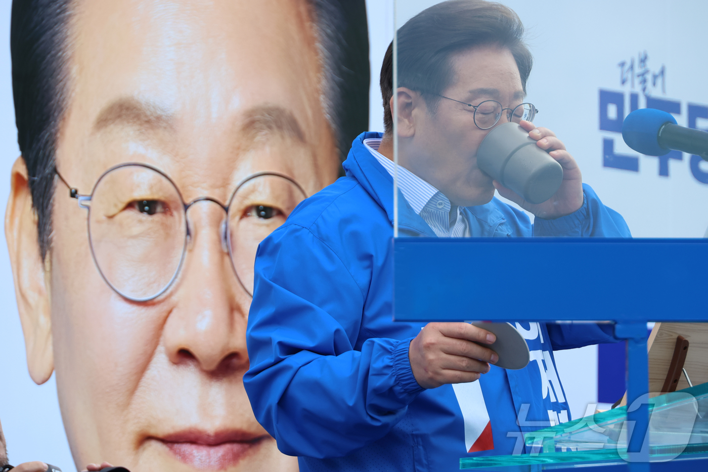 (고양=뉴스1) 안은나 기자 = 이재명 더불어민주당 대통령 후보가 수도권 표심잡기에 나선 20일 오후 경기 고양시 일산문화광장에서 연설을 하던 중 물을 마시고 있다. (공동취재) …