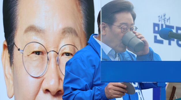 목 축이는 이재명 더불어민주당 후보