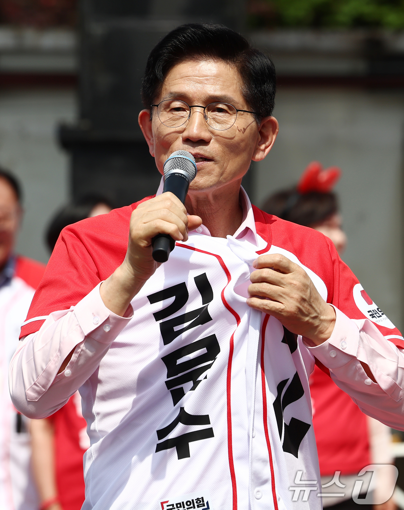 (서울=뉴스1) 김민지 기자 = 김문수 국민의힘 대통령 후보가 20일 서울 서초구 고속터미널역 광장에서 유세 중 옷깃을 잡고 방탄복을 안 입는다고 말하고 있다. 2025.5.20/ …