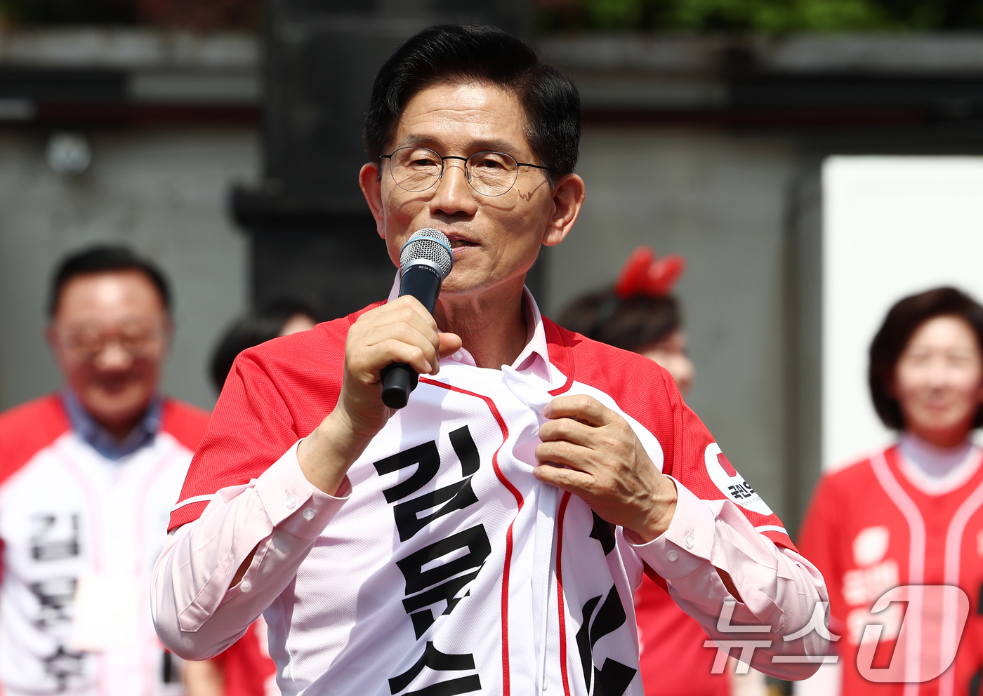 (서울=뉴스1) 김민지 기자 = 김문수 국민의힘 대통령 후보가 20일 서울 서초구 고속터미널역 광장에서 유세 중 옷깃을 잡고 방탄복을 안 입는다고 말하고 있다. 2025.5.20/ …