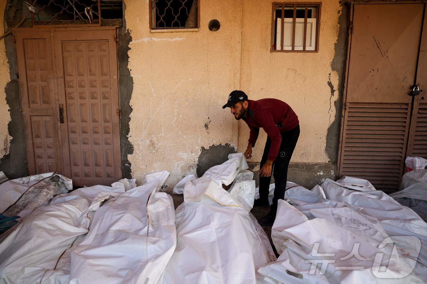 (데이르 알발라 AFP=뉴스1) 권영미 기자 = 20일(현지시간) 가자지구 중부 데이르 엘발라에 있는 알아크사 순교자 병원에서 이스라엘의 공습으로 사망한 팔레스타인인들의 시신 사이 …