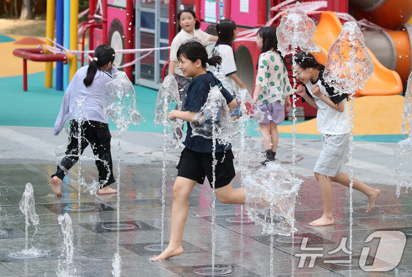 본문 이미지 - 낮 기온이 30도를 웃도는 더위가 찾아온 20일 오후 대구 중구 수창공원 바닥분수에서 어린이들이 물장난을 치며 더위를 식히고 있다. 2025.5.20/뉴스1 ⓒ News1 공정식 기자