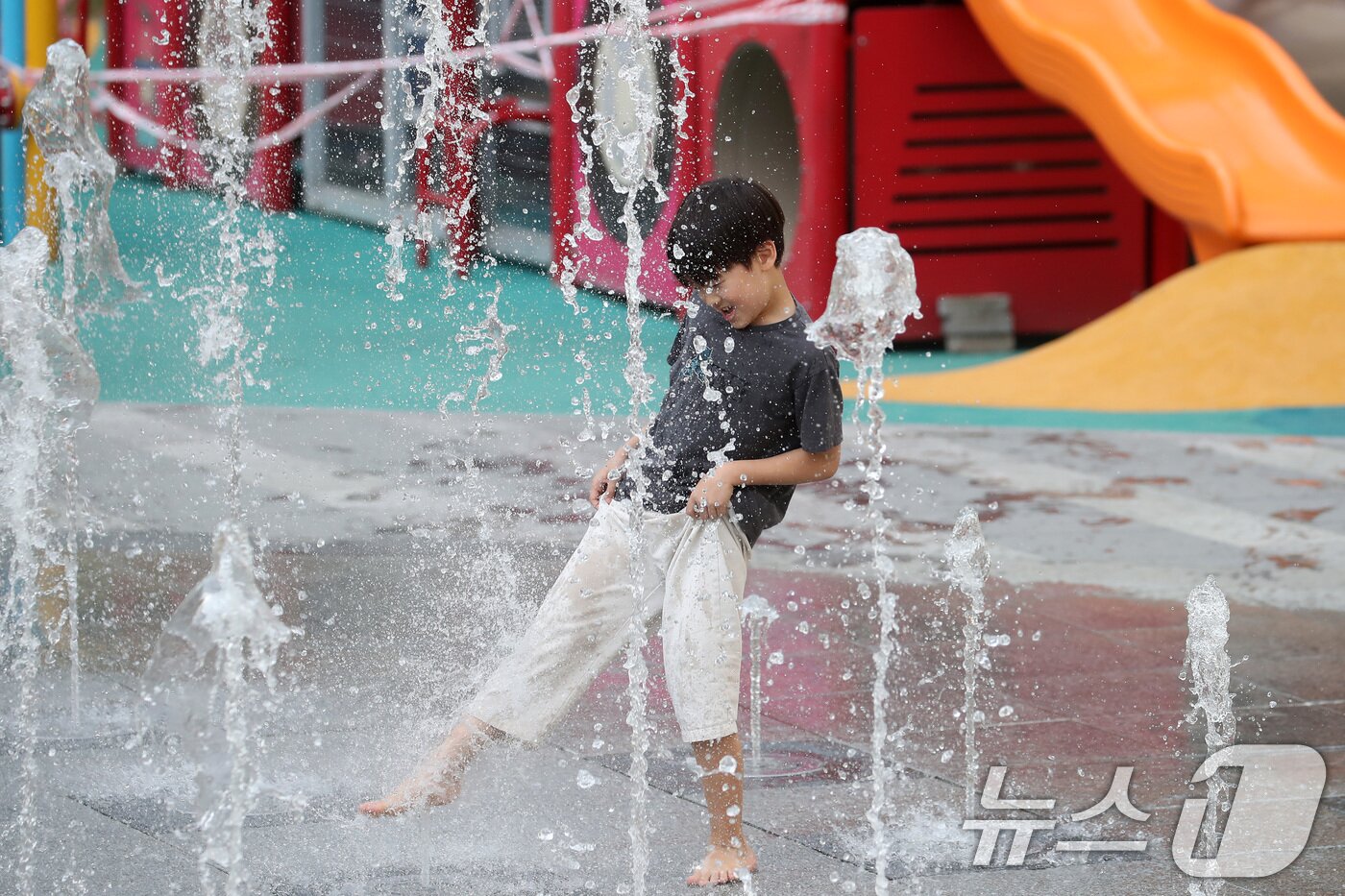 본문 이미지 - 낮 기온이 30도를 웃도는 더위가 찾아온 20일 오후 대구 중구 수창공원 바닥분수에서 어린이들이 물장난을 치며 더위를 식히고 있다. 2025.5.20/뉴스1 ⓒ News1 공정식 기자