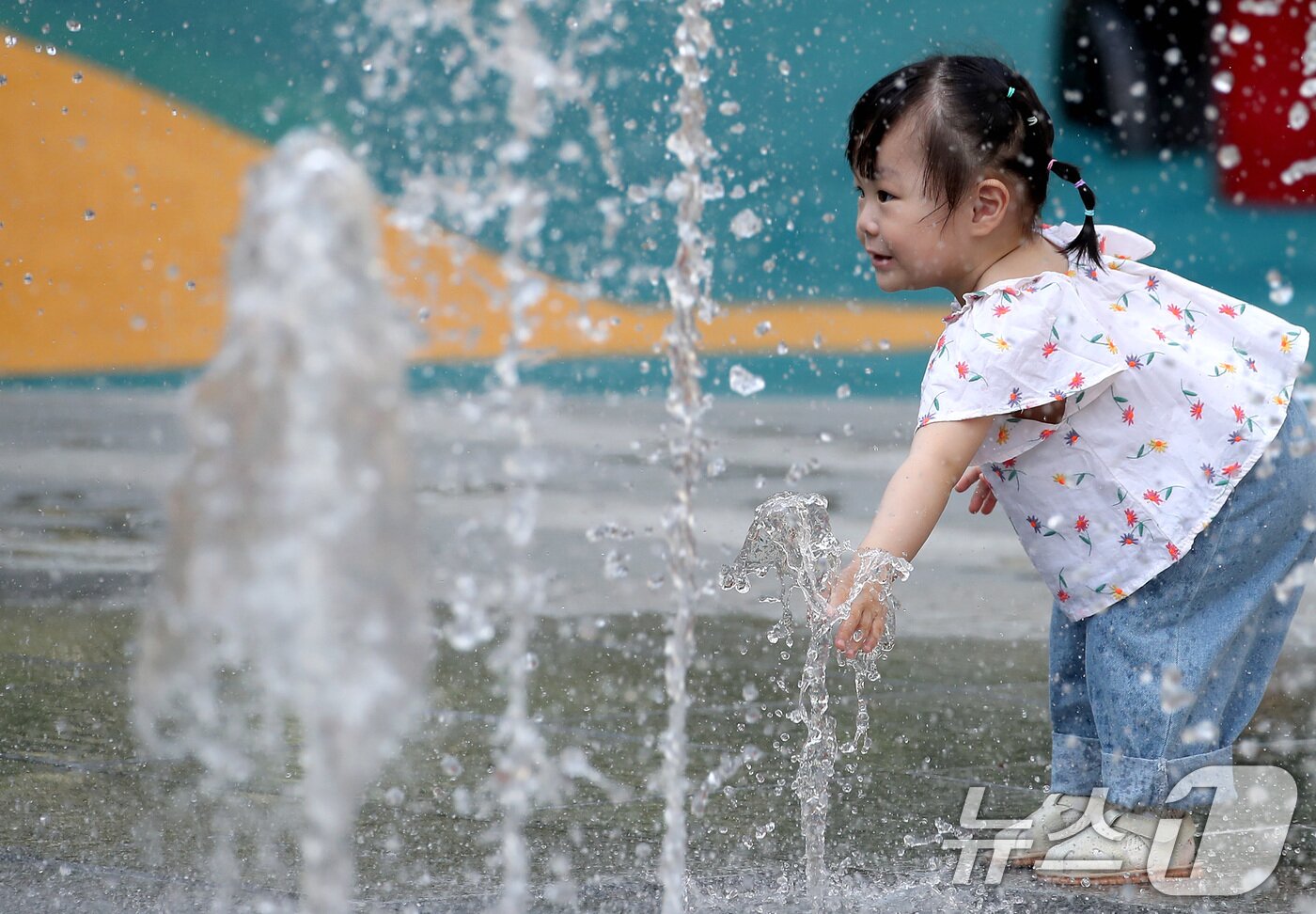 본문 이미지 - 낮 기온이 30도를 웃도는 더위가 찾아온 20일 오후 대구 중구 수창공원 바닥분수에서 어린이들이 물장난을 치며 더위를 식히고 있다. 2025.5.20/뉴스1 ⓒ News1 공정식 기자