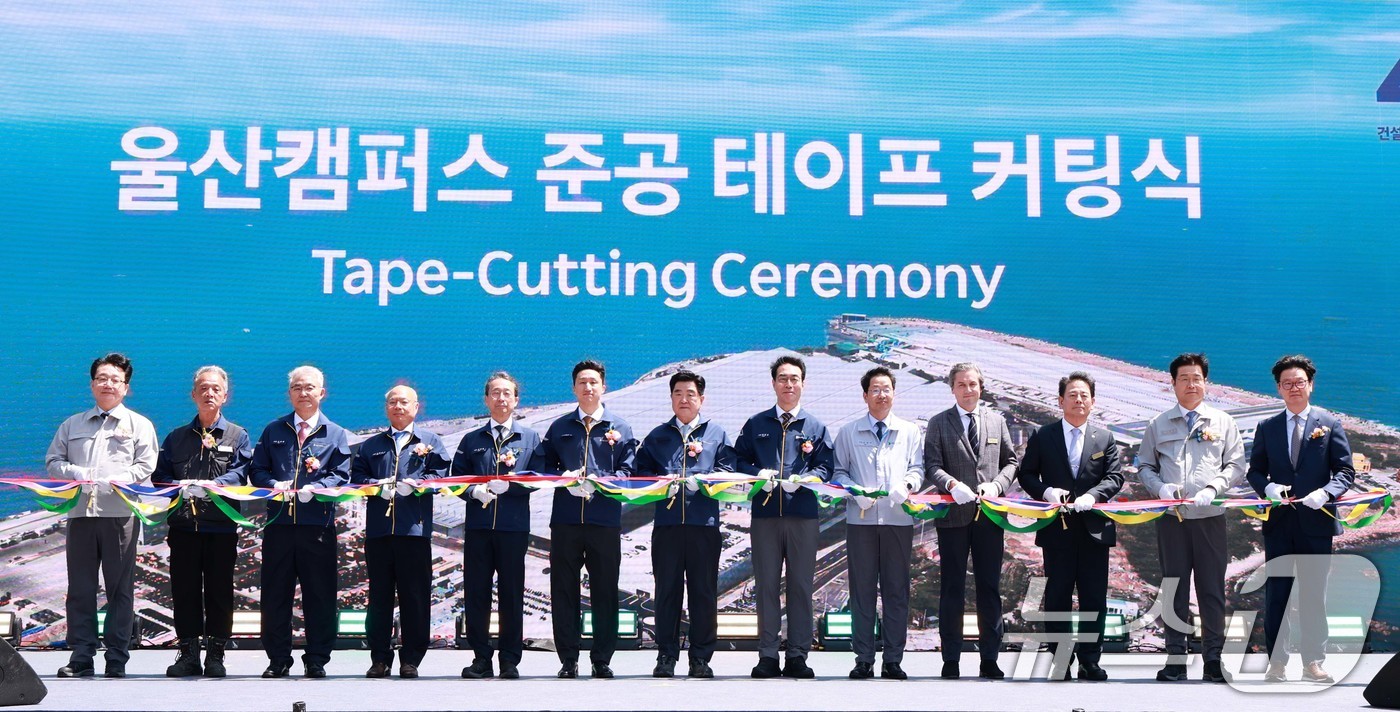 (서울=뉴스1) = HD현대건설기계는 20일 울산 동구에 위치한 울산캠퍼스에서 글로벌생산 허브가 될 스마트팩토리 준공식을 개최했다고 밝혔다.조영철 HD현대사이트솔루션 사장(왼쪽 다 …