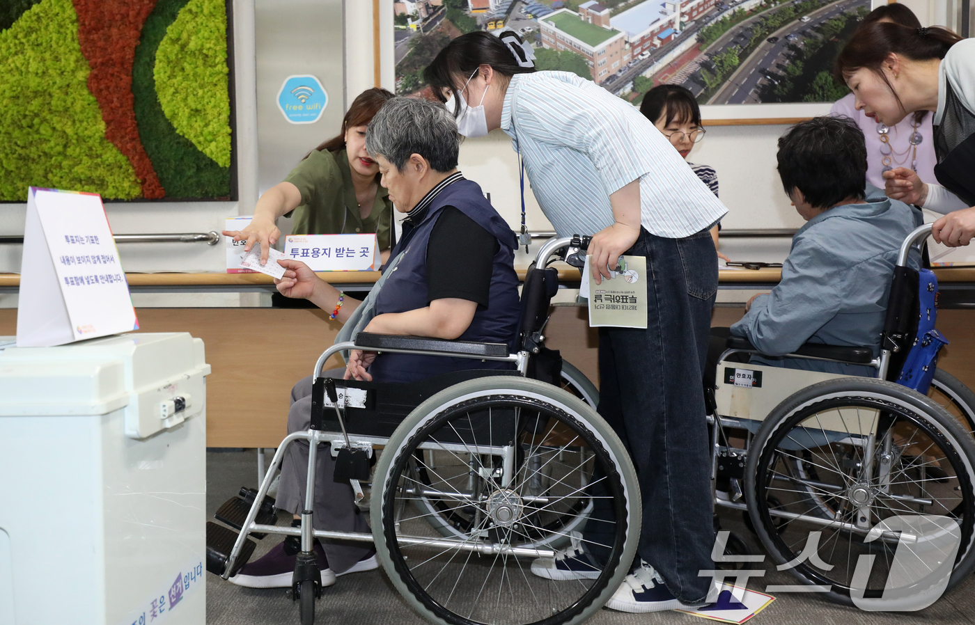 (전주=뉴스1) 유경석 기자 = 20일 전북 전주시 전북특별자치도장애인복지관에서 열린 '장애인유권자 선거교육 및 투표체험'에서 장애인 유권자들이 모의 투표체험을 하고 있다. 202 …