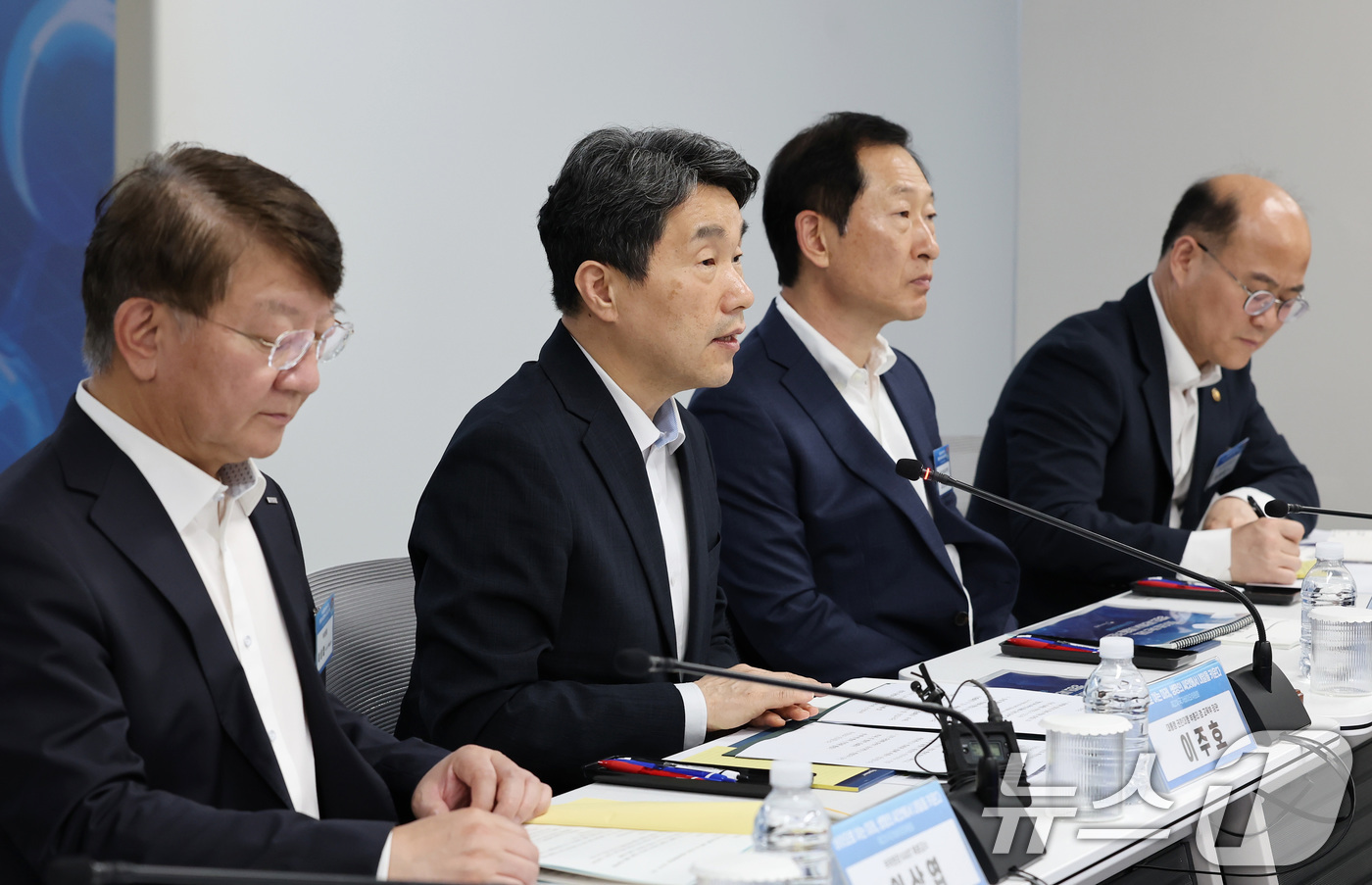 (서울=뉴스1) 임세영 기자 = 이주호 대통령 권한대행 부총리 겸 교육부 장관이 20일 서울 중구 서울스퀘어 국가바이오위원회 회의실에서 열린 제2차 국가바이오위원회 회의에서 발언하 …