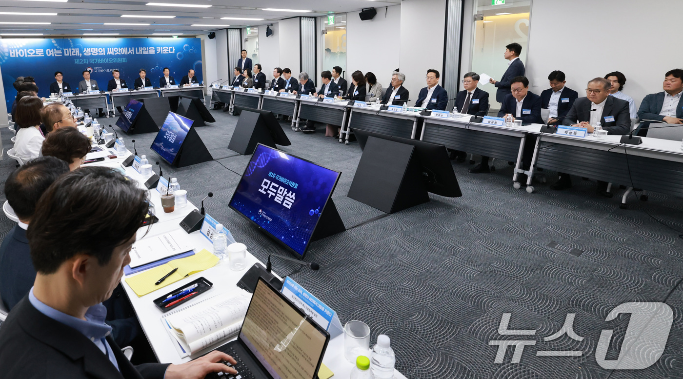 (서울=뉴스1) 임세영 기자 = 이주호 대통령 권한대행 부총리 겸 교육부 장관이 20일 서울 중구 서울스퀘어 국가바이오위원회 회의실에서 열린 제2차 국가바이오위원회 회의에서 발언하 …