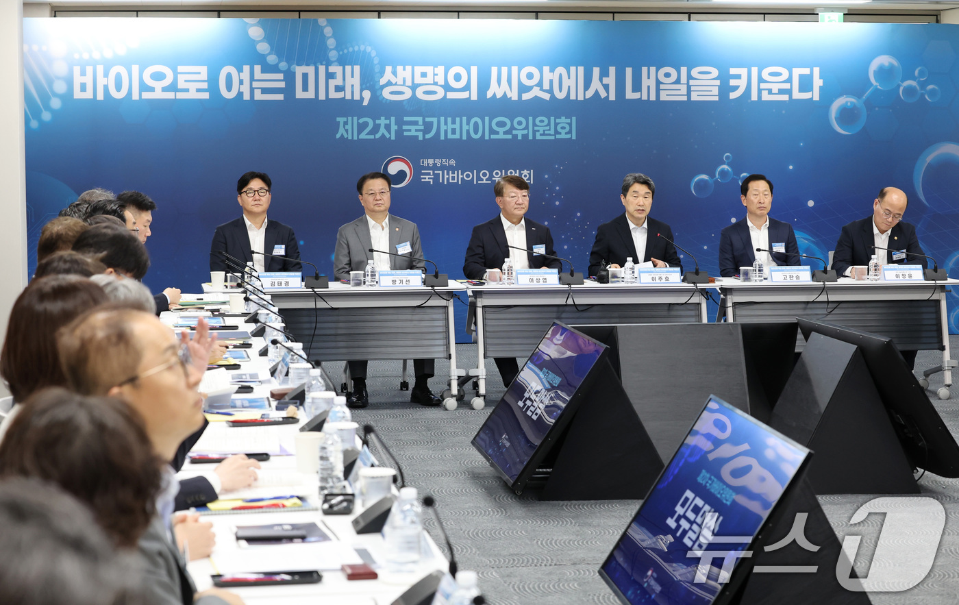 (서울=뉴스1) 임세영 기자 = 이주호 대통령 권한대행 부총리 겸 교육부 장관이 20일 서울 중구 서울스퀘어 국가바이오위원회 회의실에서 열린 제2차 국가바이오위원회 회의에서 발언하 …