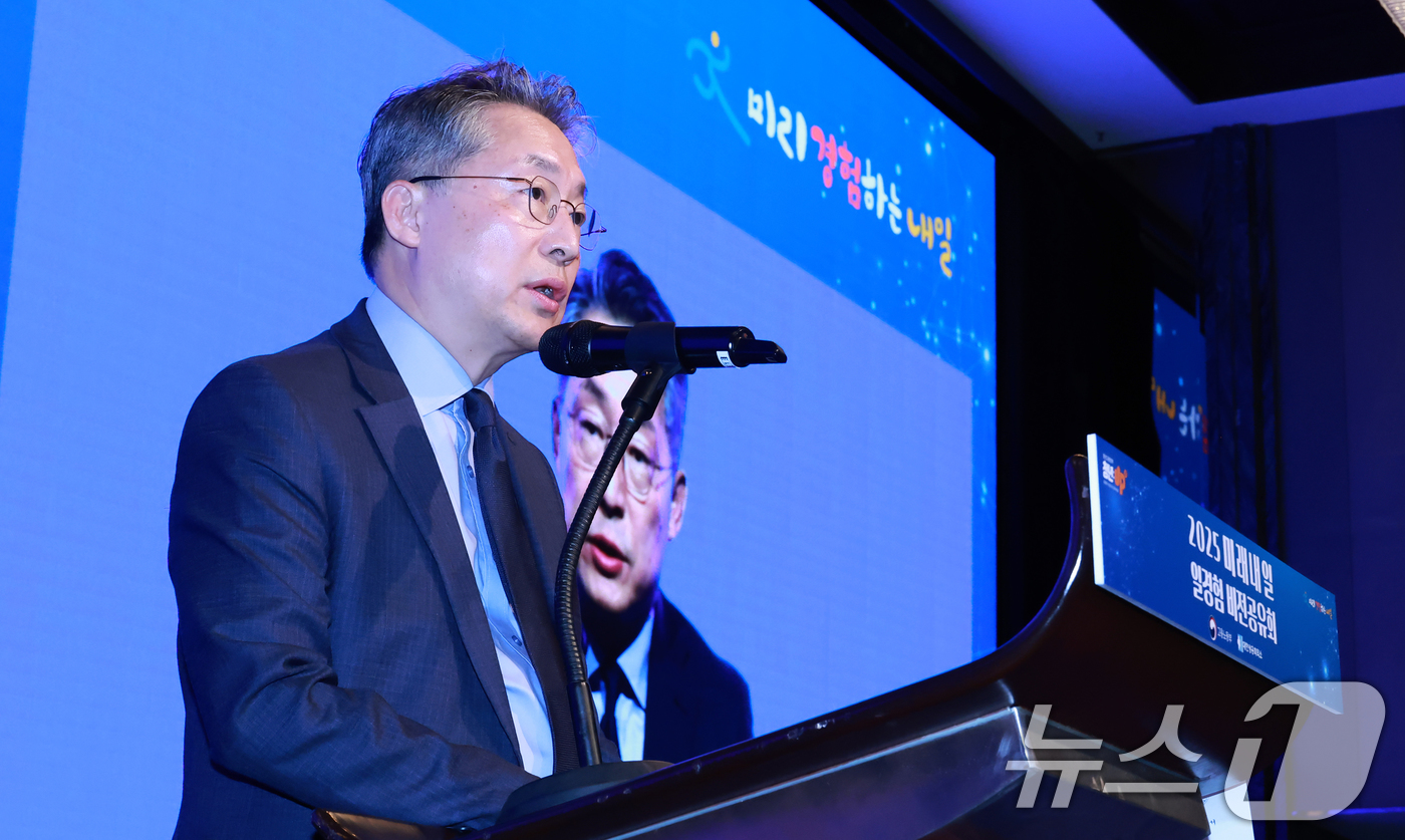 (서울=뉴스1) = 김민석 고용노동부 장관 직무대행이 20일 서울 JW 메리어트 동대문 스퀘어에서 열린 '2025년 미래내일 일경험 비전공유회'에서 발언하고 있다. (고용노동부 제 …