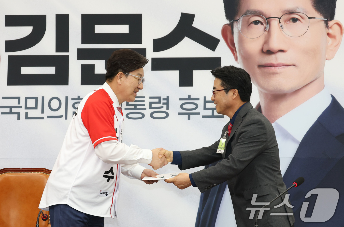(서울=뉴스1) 이광호 기자 = 권성동 국민의힘 원내대표가 20일 오후 서울 여의도 국회에서 열린 전국국공립대학교교수회 연합회 제21대 대선 정책제안서 전달식에서 우흥명 전국국공립 …