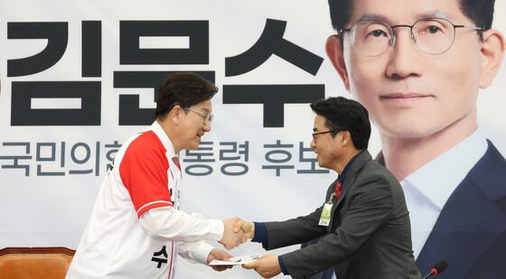 정책제안서 전달받는 권성동 원내대표