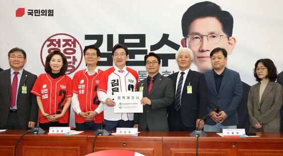 국힘,  전국국공립대학교교수회 연합회 제21대 대선 정책제안서 전달식