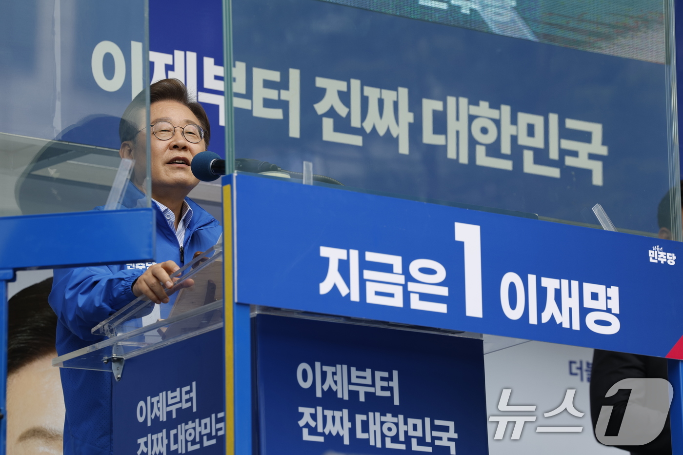 (파주=뉴스1) 안은나 기자 = 이재명 더불어민주당 대통령 후보가 수도권 표심잡기에 나선 20일 오후 경기 파주시 금릉역 중앙광장에서 지지를 호소하고 있다. 2025.5.20/뉴스 …